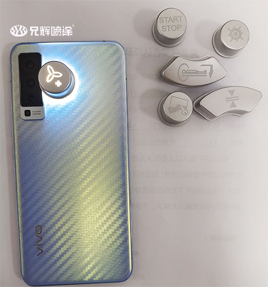 　　在惠州制造业的璀璨星河中，惠州兄辉喷涂加工厂不仅在喷油领域成绩斐然，在镭射镭雕加工方面同样以卓越的产品质量脱颖而出，成为众多客户信赖的合作伙伴。  　　精密设备，奠定品质基石  　　兄辉喷涂加工厂深知先进设备对镭射镭雕产品质量的重要性。为此，我们投入大量资金引进行业内领先的镭射镭雕设备。这些设备具备高精度的定位系统和稳定的激光输出功率，能够将激光束精准地聚焦在产品表面，实现微米级的雕刻精度。无论是复杂的图案、精细的文字，还是微小的标识，都能清晰、准确地呈现，确保每一个产品都符合高精度的质量要求。  　　严格选材，把控品质源头  　　材料的质量直接影响镭射镭雕产品的最终效果。我们与优质的材料供应商建立了长期稳定的合作关系，对每一批次的原材料都进行严格的检验。在镭雕前，检查材料的表面平整度、光洁度和材质均匀性。例如，对于金属材料，会检测其硬度、纯度等指标，确保材料能够承受激光雕刻而不产生变形、开裂等问题；对于塑料材料，会关注其耐热性、稳定性等性能，避免在镭雕过程中出现烧焦、变色等不良现象。  　　精湛工艺，雕琢品质细节  　　我们的技术团队拥有丰富的镭射镭雕经验，他们根据不同的材料特性和客户需求，精心调整激光参数，如功率、频率、速度等。在雕刻过程中，密切关注雕刻效果，及时解决可能出现的问题。对于一些对图案深度、线条粗细有特殊要求的产品，技术人员会进行多次调试和优化，确保每一个细节都符合设计要求。同时，严格控制生产环境的温度、湿度和洁净度，减少外界因素对镭雕质量的影响。  　　全面检测，守护品质底线  　　产品完成后，我们会进行全面的质量检测。使用高精度的测量仪器检测雕刻图案的尺寸精度，误差控制在极小范围内；通过目视和放大镜检查图案的清晰度、完整性和表面质量，确保无模糊、断线、毛刺等缺陷。只有经过严格检测合格的产品，才会被交付到客户手中。  　　惠州兄辉喷涂加工厂始终将产品质量放在首位，以精密的设备、优质的选材、精湛的工艺和全面的检测，为客户提供高品质的镭射镭雕加工服务。